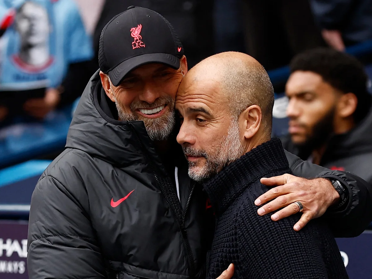 Guardiola et Klopp se saluent avant le match Liverpool-Man City.