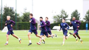 Les joueurs de Manchester City entrain de courrir à l'échauffement