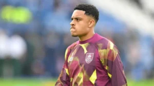 CJ Egan-Riley avec Burnley en Championship