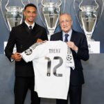 Trent Alexander-Arnold avec le président du Real Madrid Fiorentino Perez dans la selle des trophées du club