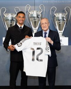 Trent Alexander-Arnold avec le président du Real Madrid Fiorentino Perez dans la selle des trophées du club