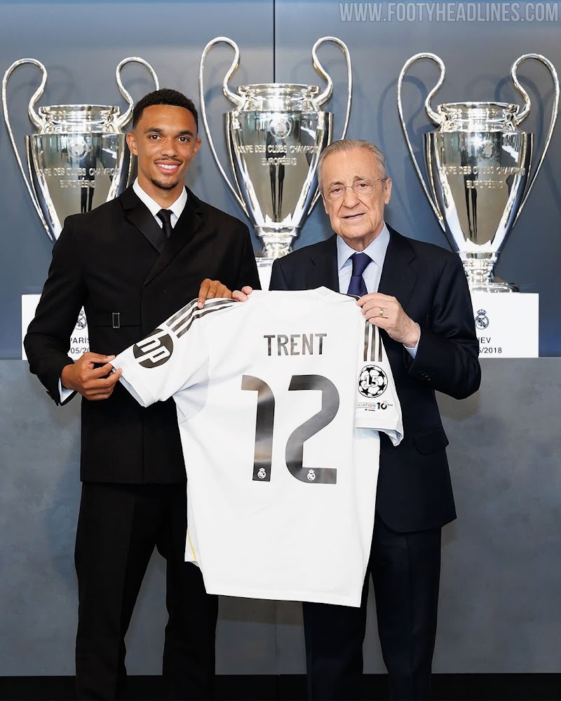 Trent Alexander-Arnold avec le président du Real Madrid Fiorentino Perez dans la selle des trophées du club